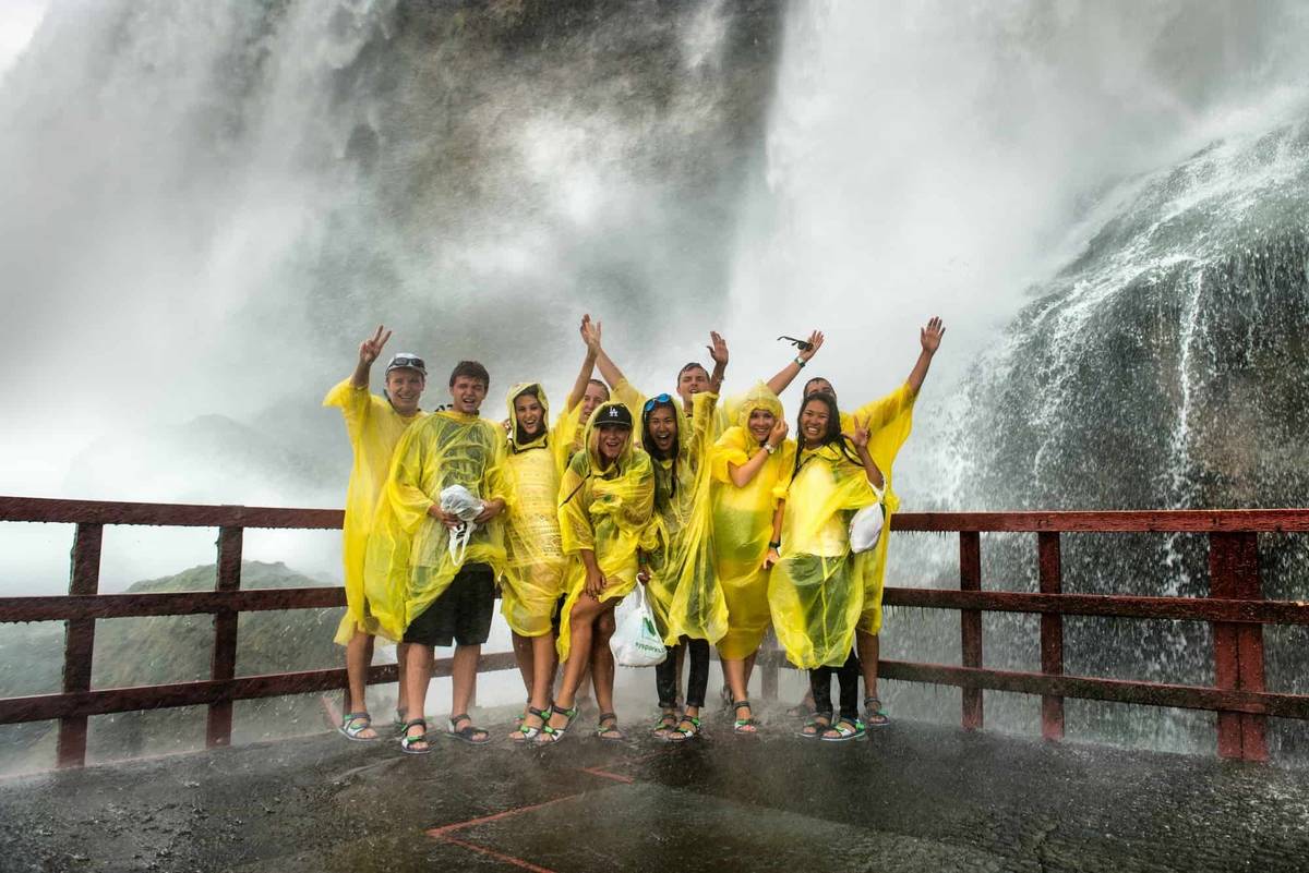 niagara-falls-cave-of-the-winds-tour