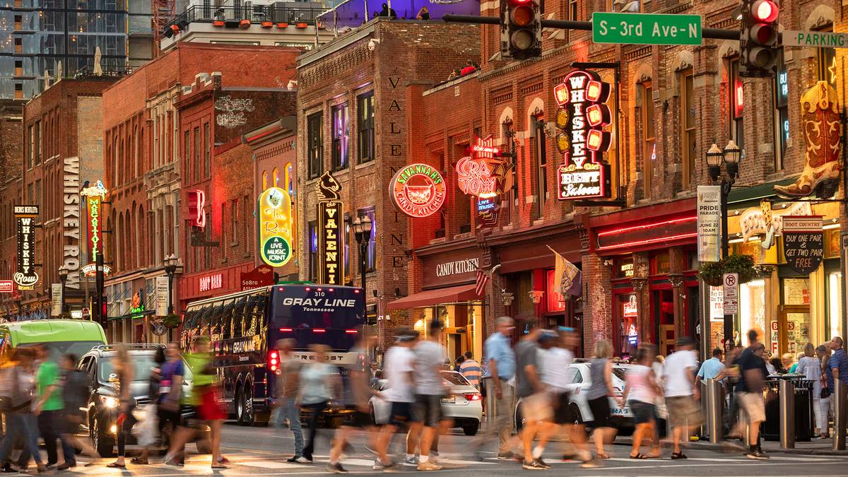 Nashville_broadway_honky_tonks_2000x1125
