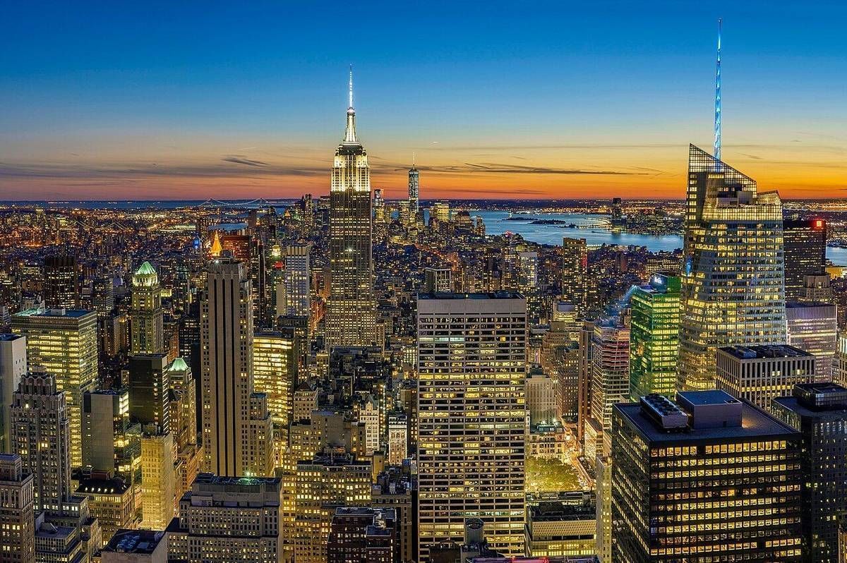 Lights_of_Rockefeller_Center_during_sunset