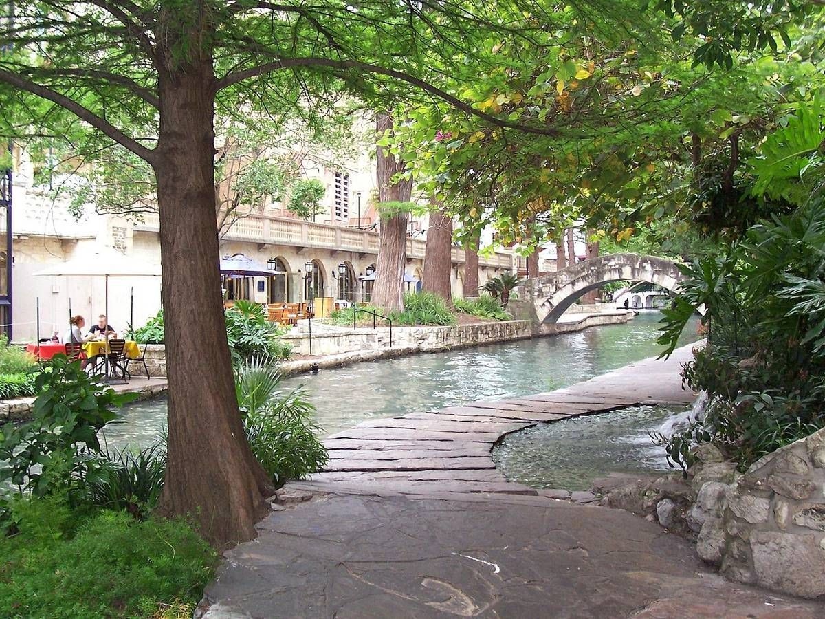 san-antonio-riverwalk-pathway